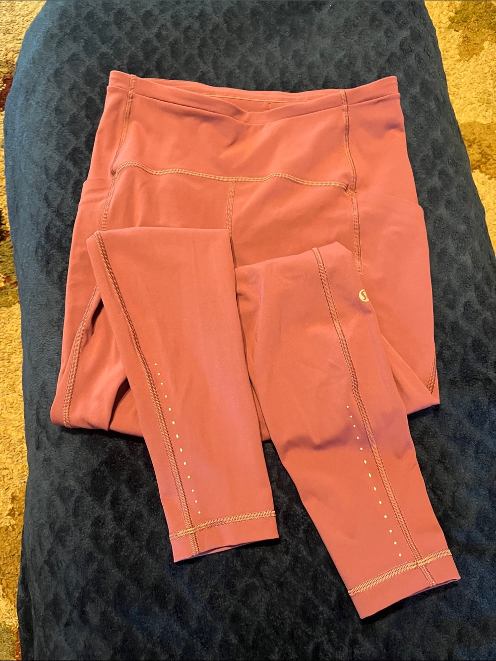 Lululemon  Leggings in Dusty Rose with Reflective Accents & pockets size 6